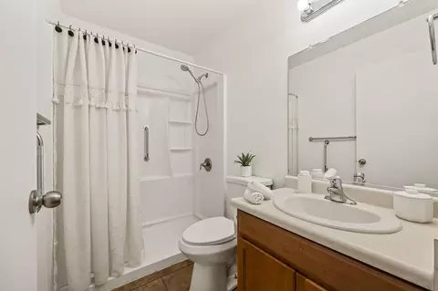 Bath - 4336 E Acequia Ave, Visalia, CA 93292 photo 3 of 4
