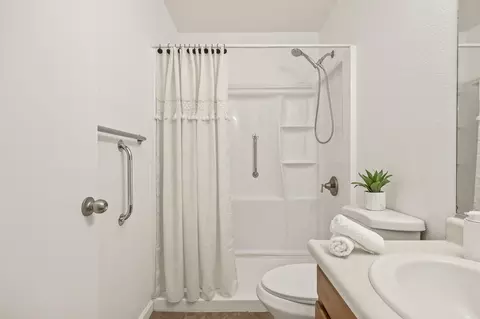 Bath - 4336 E Acequia Ave, Visalia, CA 93292 photo 4 of 4