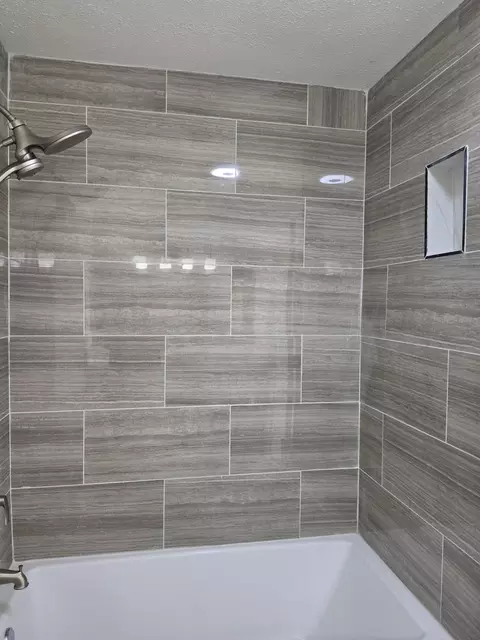 Bath - 1482 E Walnut Ave, Tulare, CA 93274 photo 1 of 4