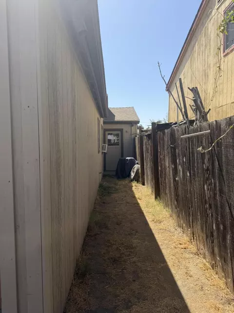 Exterior - 220 E Harold Ct, Visalia, CA 93291 photo 5 of 10