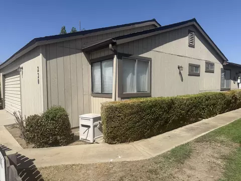 Exterior - 220 E Harold Ct, Visalia, CA 93291 photo 3 of 10