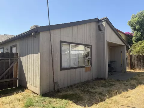Exterior - 220 E Harold Ct, Visalia, CA 93291 photo 10 of 10