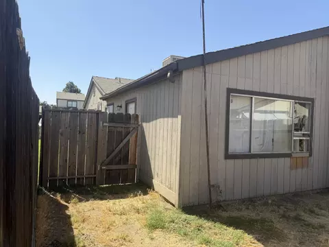 Exterior - 220 E Harold Ct, Visalia, CA 93291 photo 9 of 10