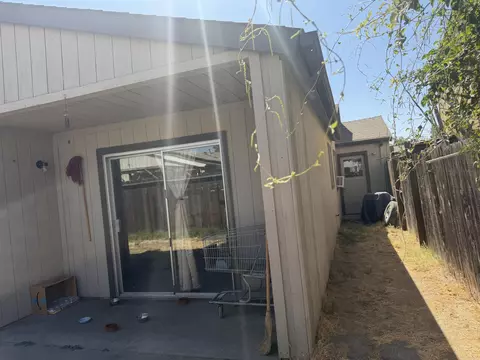 Exterior - 220 E Harold Ct, Visalia, CA 93291 photo 6 of 10