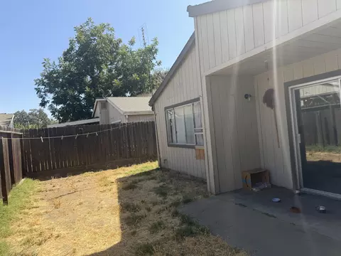Exterior - 220 E Harold Ct, Visalia, CA 93291 photo 8 of 10