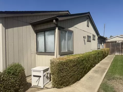Exterior - 220 E Harold Ct, Visalia, CA 93291 photo 4 of 10