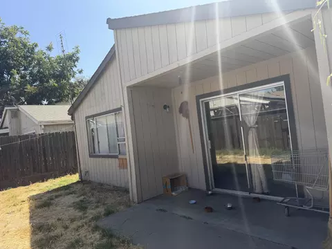 Exterior - 220 E Harold Ct, Visalia, CA 93291 photo 7 of 10