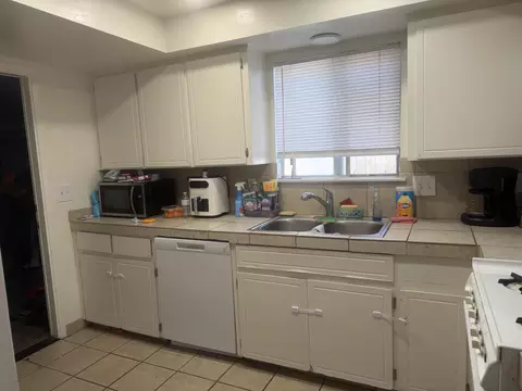 Kitchen - 229 E Harold Ct, Visalia, CA 93291 photo 4 of 5