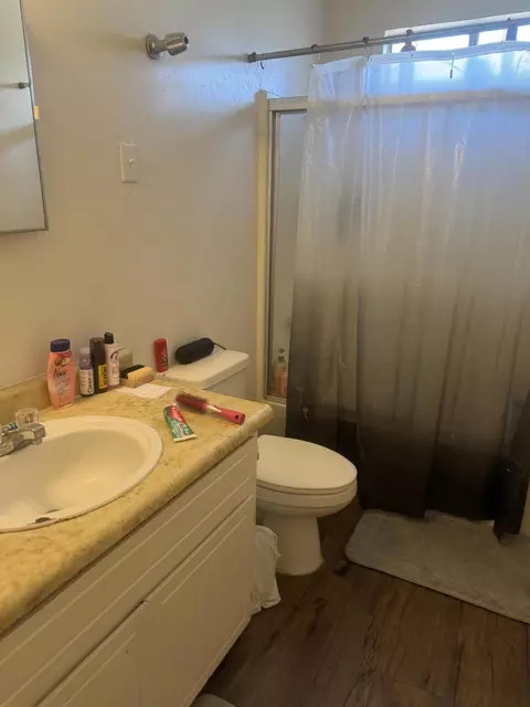 Bath - 229 E Harold Ct, Visalia, CA 93291 photo 6 of 7