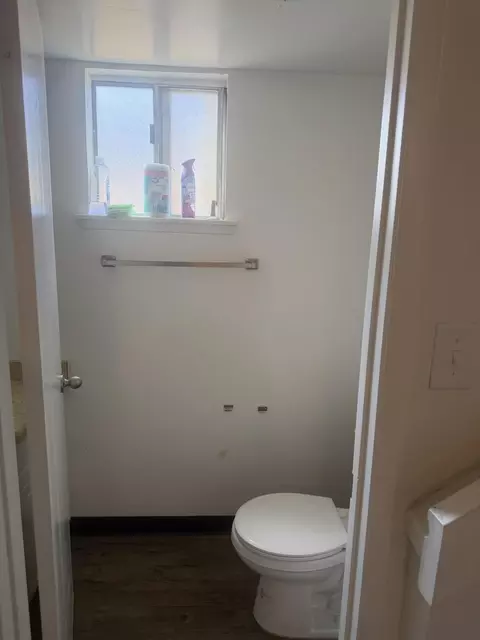 Bath - 229 E Harold Ct, Visalia, CA 93291 photo 1 of 7