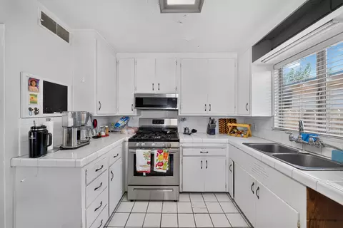 Kitchen - 1469 E Sierra Ave, Tulare, CA 93274 photo 1 of 2
