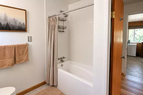 Bath - 427 Sutherland Dr, Springville, CA 93265 photo 3 of 4