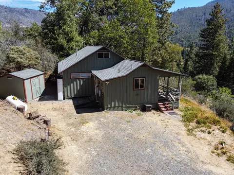 Exterior - 427 Sutherland Dr, Springville, CA 93265 photo 2 of 3