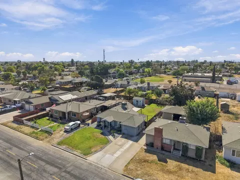 View/Area - 403 Elm St, Hanford, CA 93230 photo 3 of 9