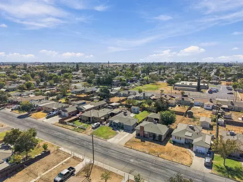 View/Area - 403 Elm St, Hanford, CA 93230 photo 6 of 9
