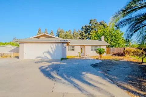 437 E Oakridge Ct, Visalia, CA 93291