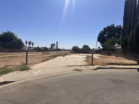 445 E Parker Ct, Visalia, CA 93291 photo 2