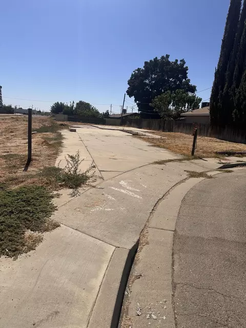 445 E Parker Ct, Visalia, CA 93291 photo 3