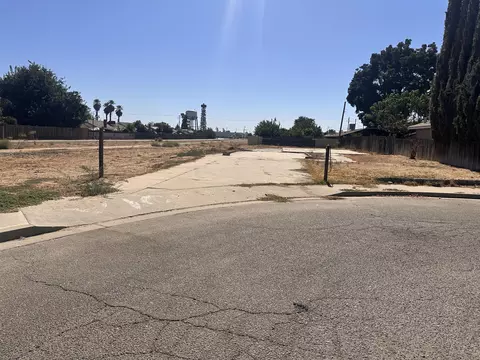 445 E Parker Ct, Visalia, CA 93291