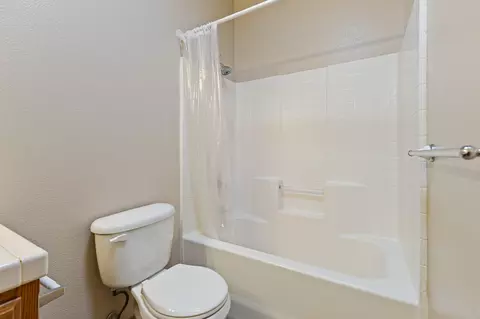 Bath - 1663 Port Ct, Tulare, CA 93274 photo 3 of 3
