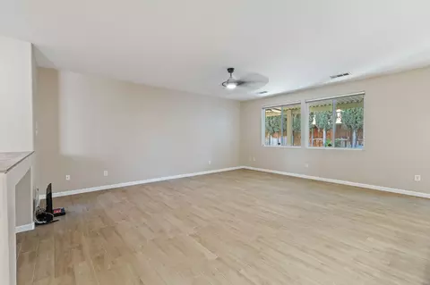 Living - 1663 Port Ct, Tulare, CA 93274 photo 4 of 8