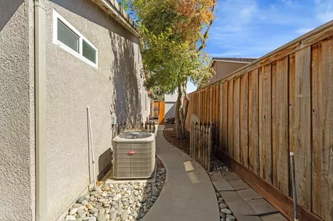 Exterior - 1663 Port Ct, Tulare, CA 93274 photo 8 of 9