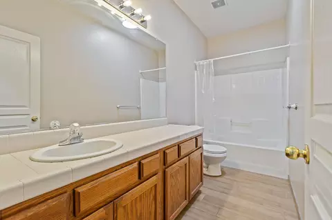 Bath - 1663 Port Ct, Tulare, CA 93274 photo 2 of 3