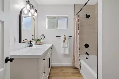 Bath - 301 Lenox Ave, Exeter, CA 93221 photo 2 of 4