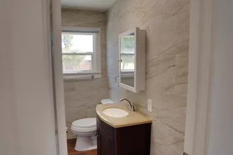 Bath - 848 N E St, Tulare, CA 93274 photo 1 of 2