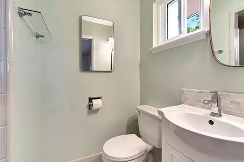 Bath - 175 E Birch Ave, Hanford, CA 93230 photo 3 of 4
