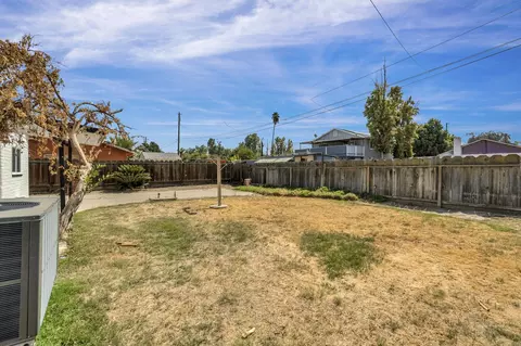 Exterior - 333 Oleander Ave, Lemoore, CA 93245 photo 6 of 7