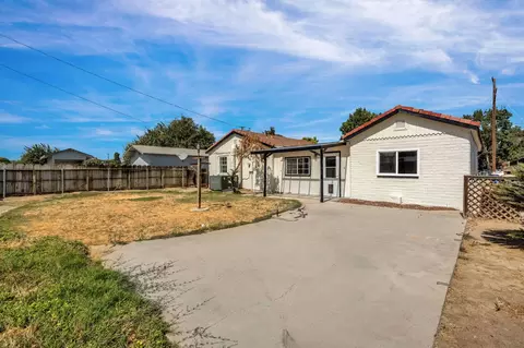 Exterior - 333 Oleander Ave, Lemoore, CA 93245 photo 5 of 7