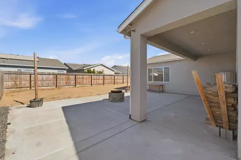 Exterior - 324 E Newton Ave, Visalia, CA 93291 photo 5 of 8