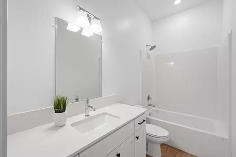 Bath - 324 E Newton Ave, Visalia, CA 93291 photo 2 of 7
