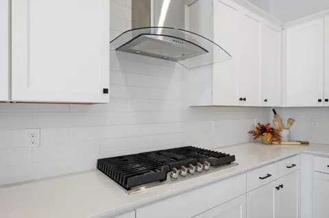 Kitchen - 324 E Newton Ave, Visalia, CA 93291 photo 7 of 9
