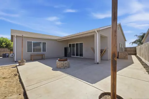 Exterior - 324 E Newton Ave, Visalia, CA 93291 photo 6 of 8