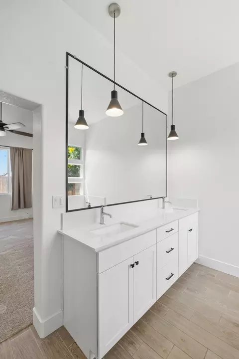 Bath - 324 E Newton Ave, Visalia, CA 93291 photo 5 of 7
