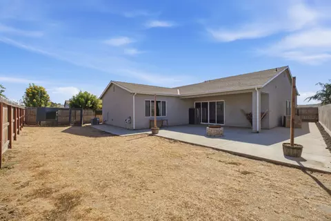 Exterior - 324 E Newton Ave, Visalia, CA 93291 photo 7 of 8