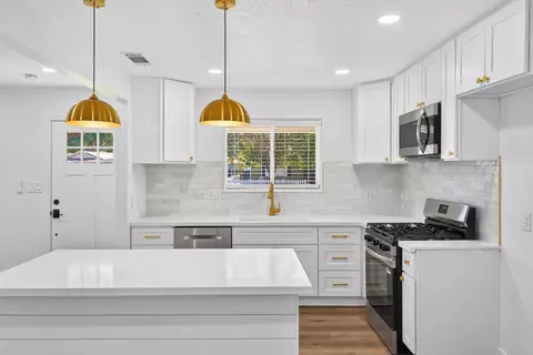 Kitchen - 334 Encore Dr, Hanford, CA 93230 photo 4 of 5