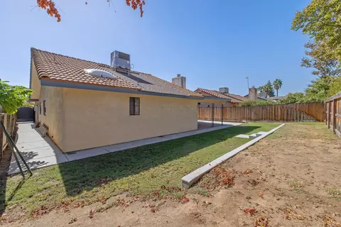 Exterior - 2152 E Jon Dr, Fresno, CA 93720 photo 7 of 8