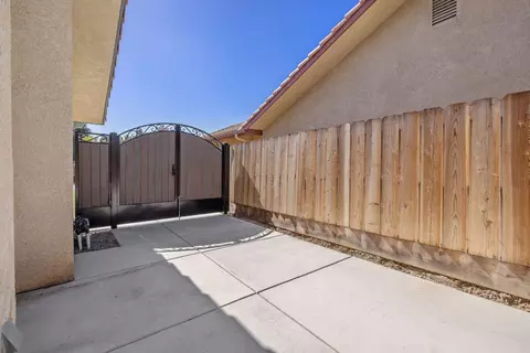 Exterior - 2152 E Jon Dr, Fresno, CA 93720 photo 4 of 8