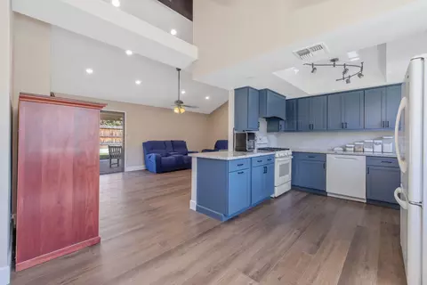 Entry Way - 2152 E Jon Dr, Fresno, CA 93720 photo 3 of 8