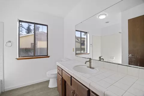 Bath - 15843 Avenue 320, Ivanhoe, CA 93235 photo 2 of 3