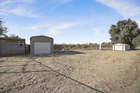 Exterior - 15843 Avenue 320, Ivanhoe, CA 93235 photo 9 of 13