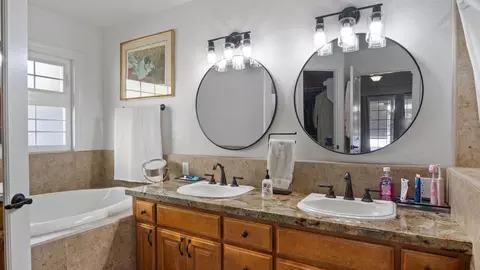 Bath - 500 Lone Oak Ct, Exeter, CA 93221 photo 2 of 5