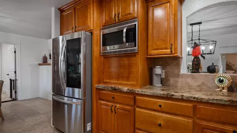 Kitchen - 500 Lone Oak Ct, Exeter, CA 93221 photo 3 of 3