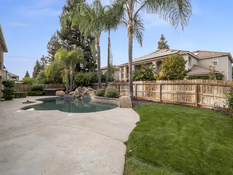 Exterior - 2433 Trenton Ave, Clovis, CA 93619 photo 4 of 6