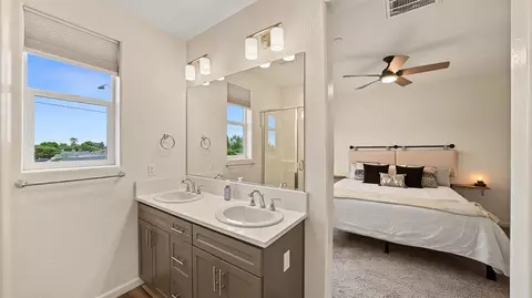 Bath - 1007 W Payson Ave, Visalia, CA 93291 photo 3 of 6
