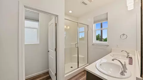 Bath - 1007 W Payson Ave, Visalia, CA 93291 photo 1 of 6