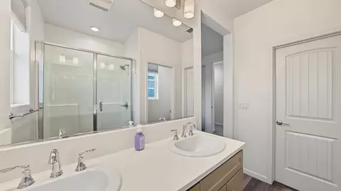 Bath - 1007 W Payson Ave, Visalia, CA 93291 photo 4 of 6